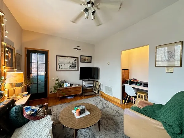 $2,280 | 951 North Hoyne Avenue, Unit 3, Chicago, IL 60622