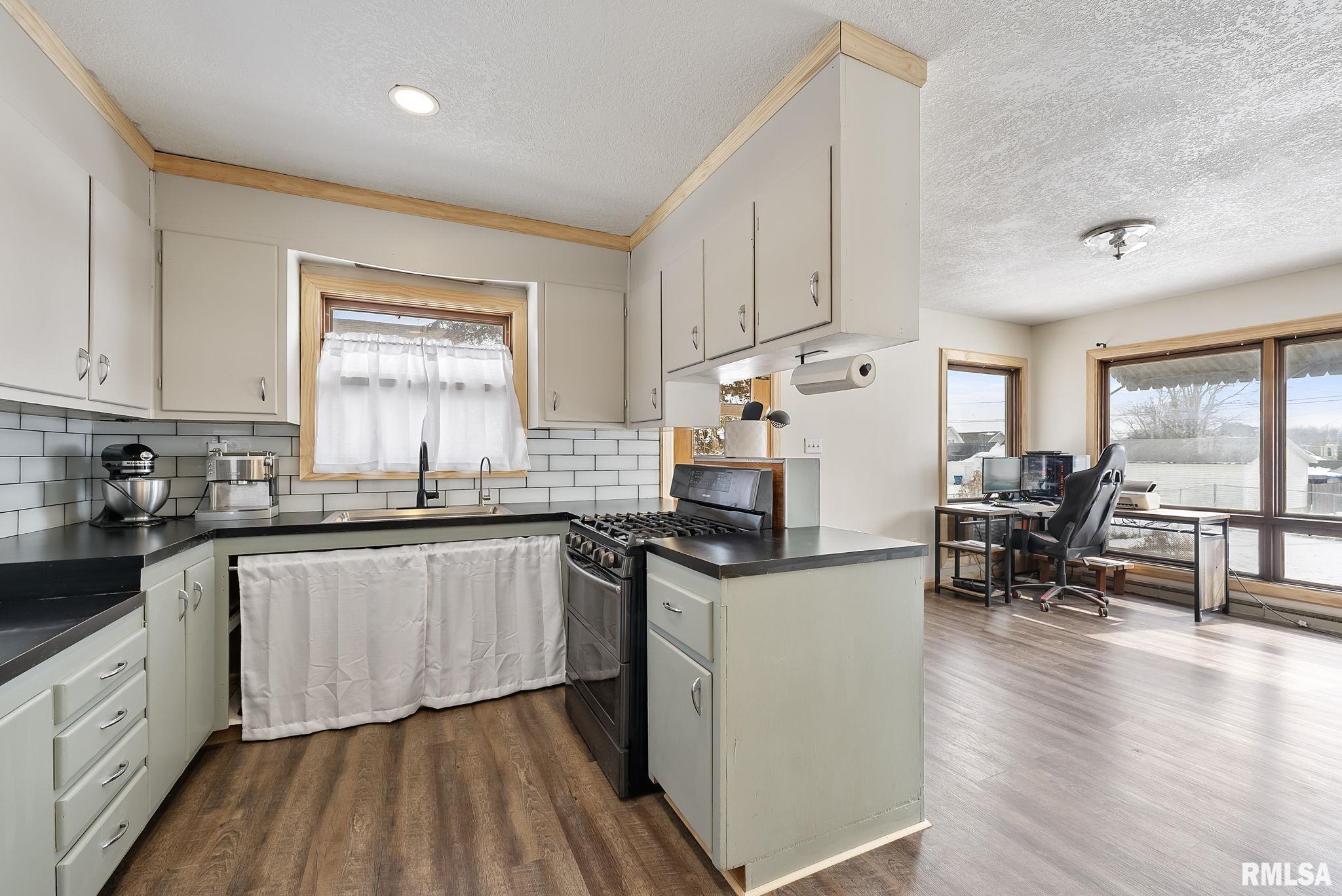 315 3rd Street Buffalo, IA 52728 - Photo 4 of 26 Gallery Image 4