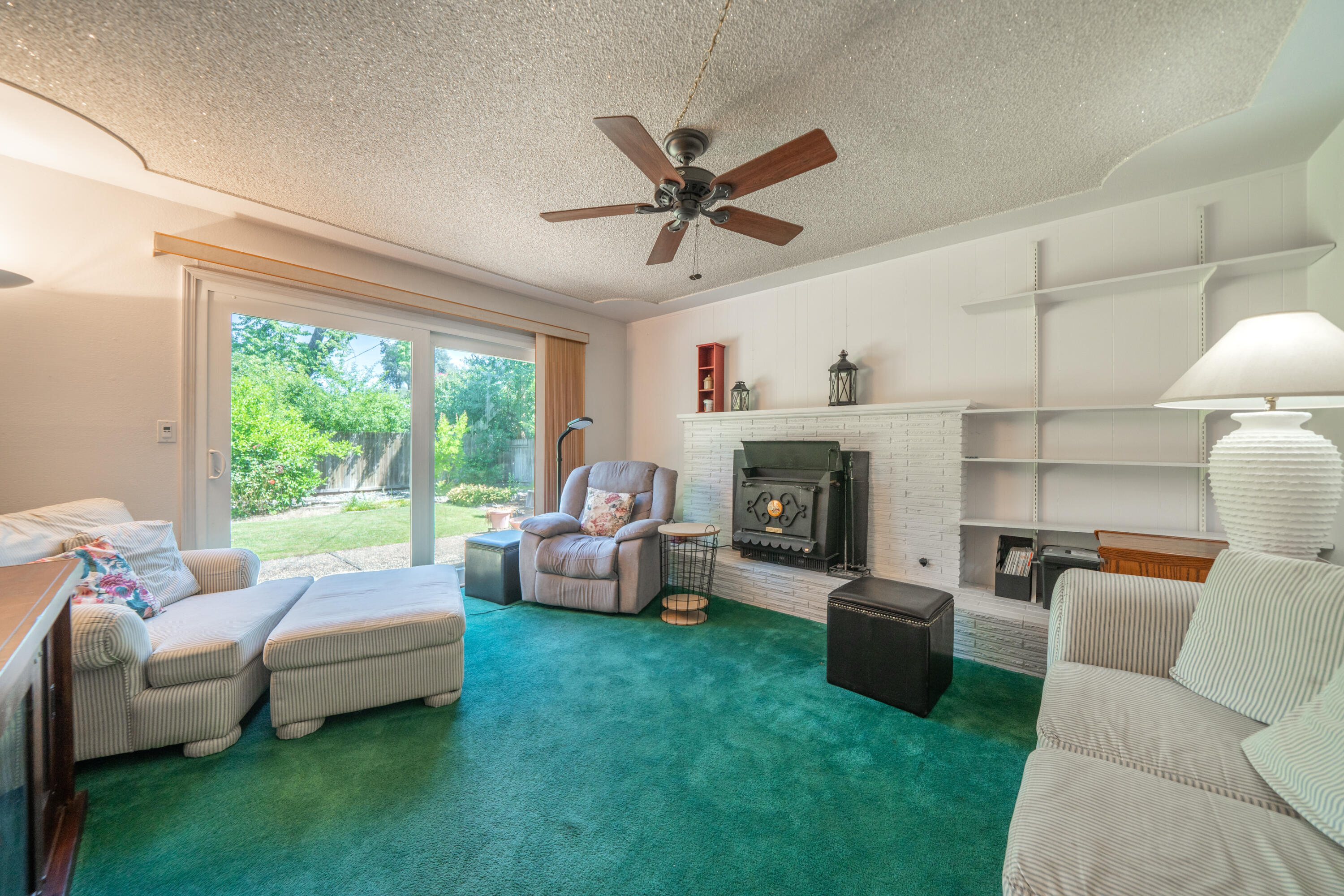 596 Estate Street Redding, CA 96002 - Photo 10 of 29 596 Estate St-24