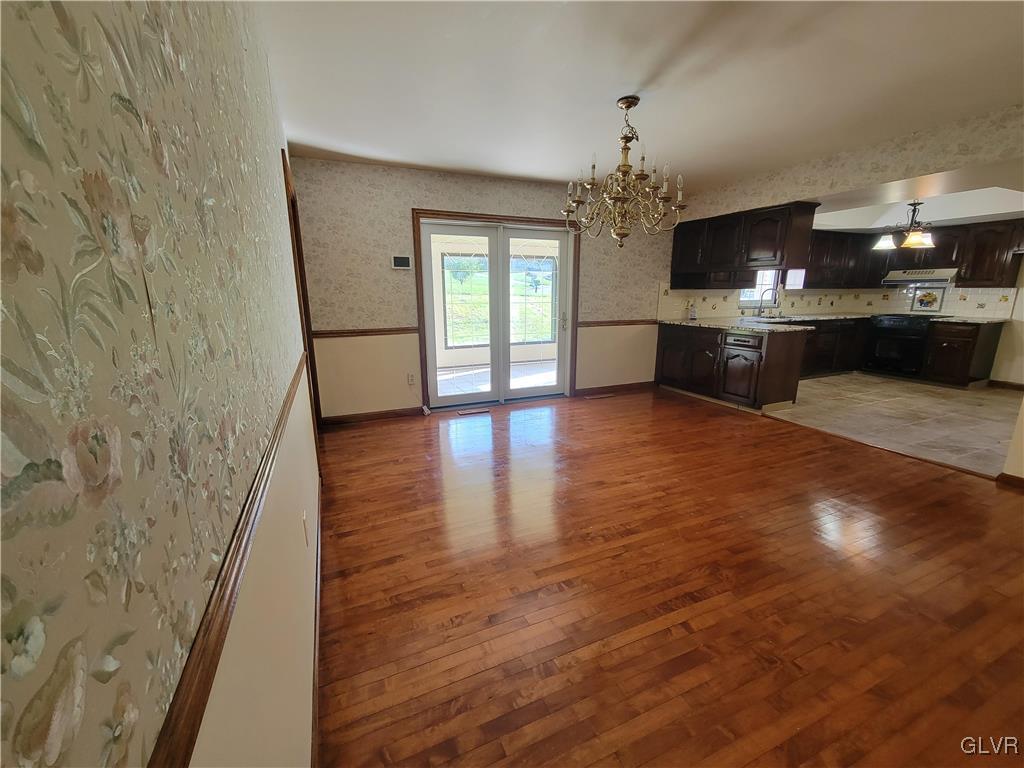 101 Ramblewood Drive Easton, PA 18040 - Photo 6 of 27 Dining Room w/ Beautiful Hardwood Flooring - Slide