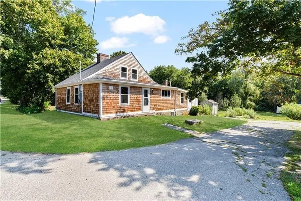 $2,750 | 2930 Main Road, Tiverton, RI 02878
