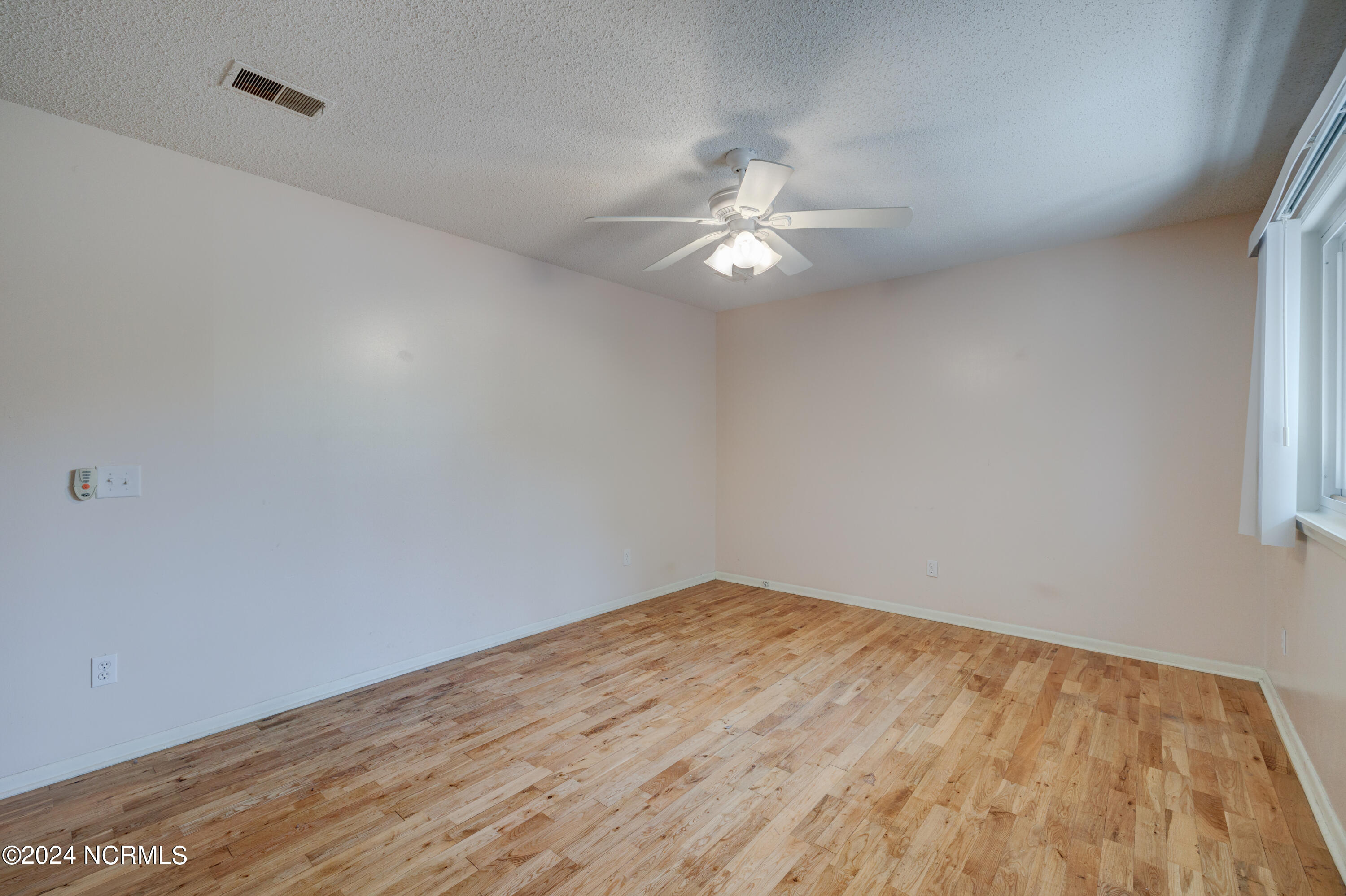 218 Cathay Road Wilmington, NC 28412 - Photo 8 of 45 LIVING ROOM