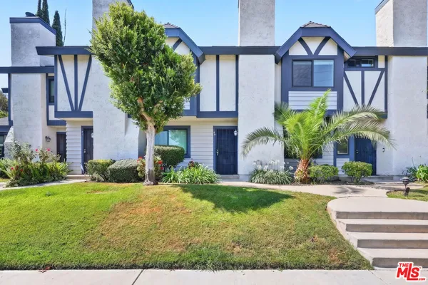 $3,300 | 19221 Sherman Way, Unit 40, Reseda, CA 91335