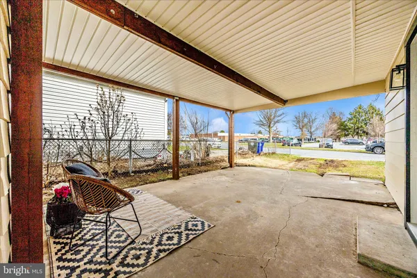 a view of backyard of the house