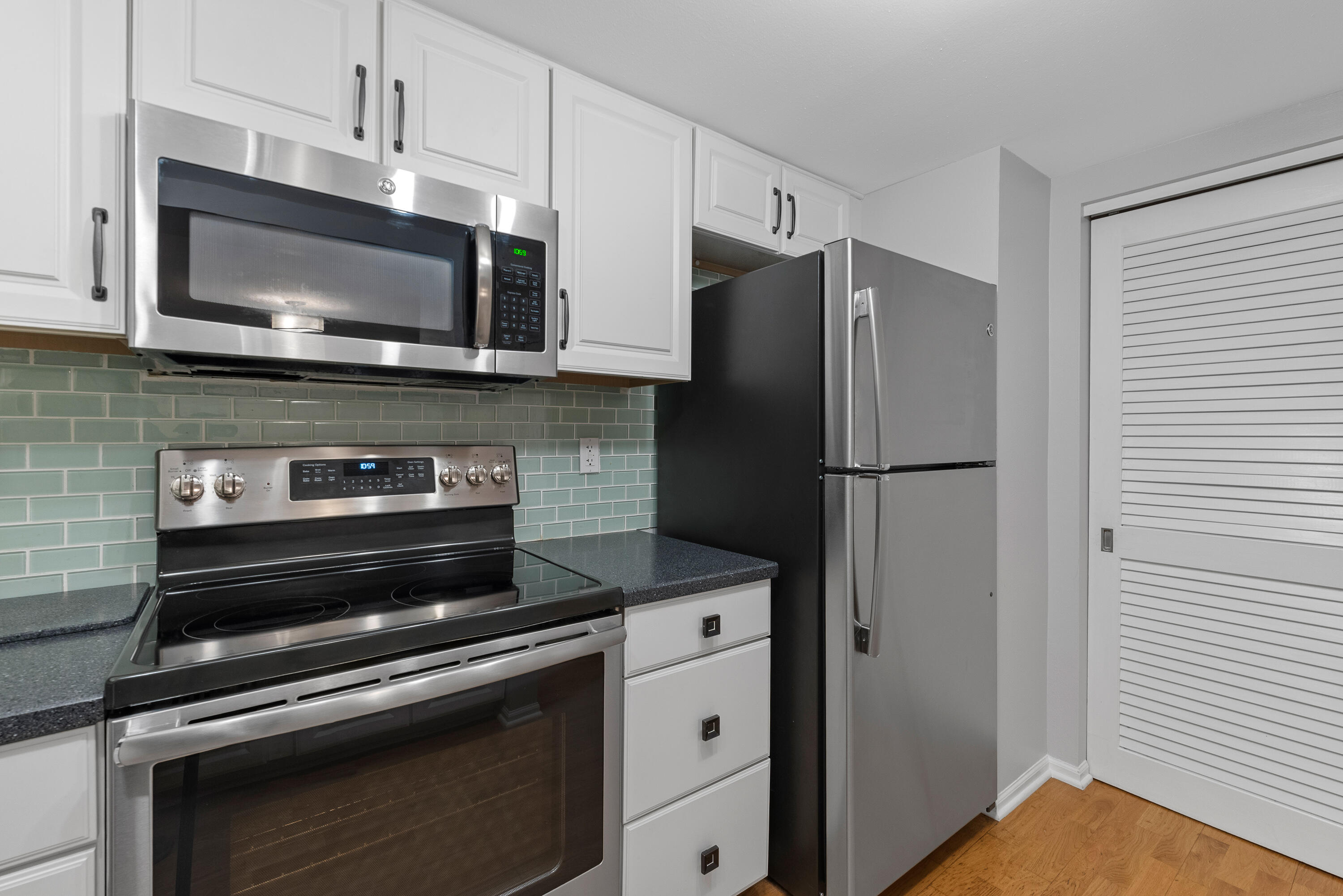 270 East Highland Avenue, Unit 1021 Milwaukee, WI 53202 - Photo 15 of 56 Kitchen Appliances