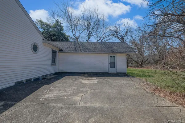 a view of a house with a yard and garage