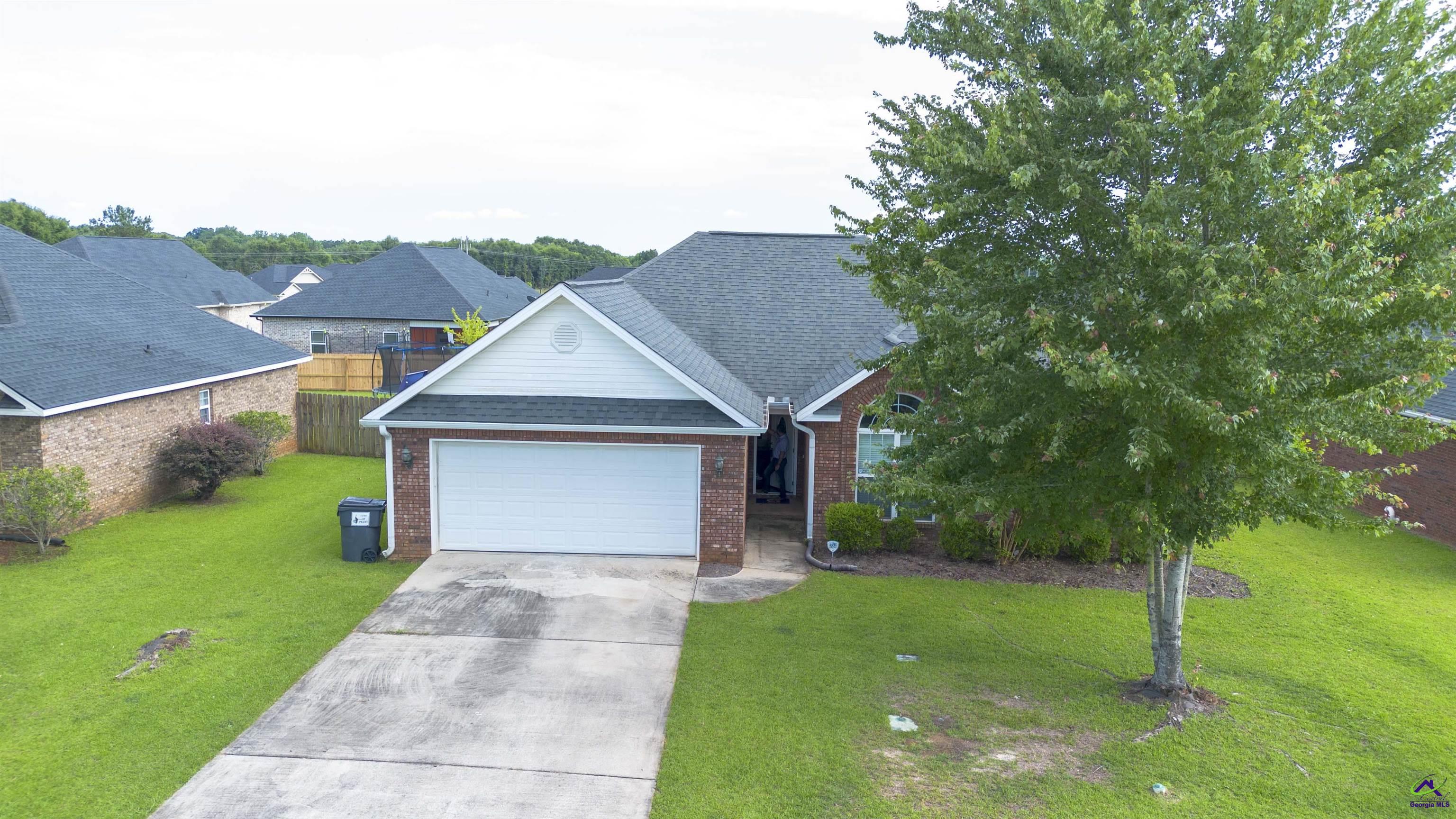 311 Sugarloaf Parkway Perry, GA 31069 - Photo 2 of 31 a front view of a house with garden