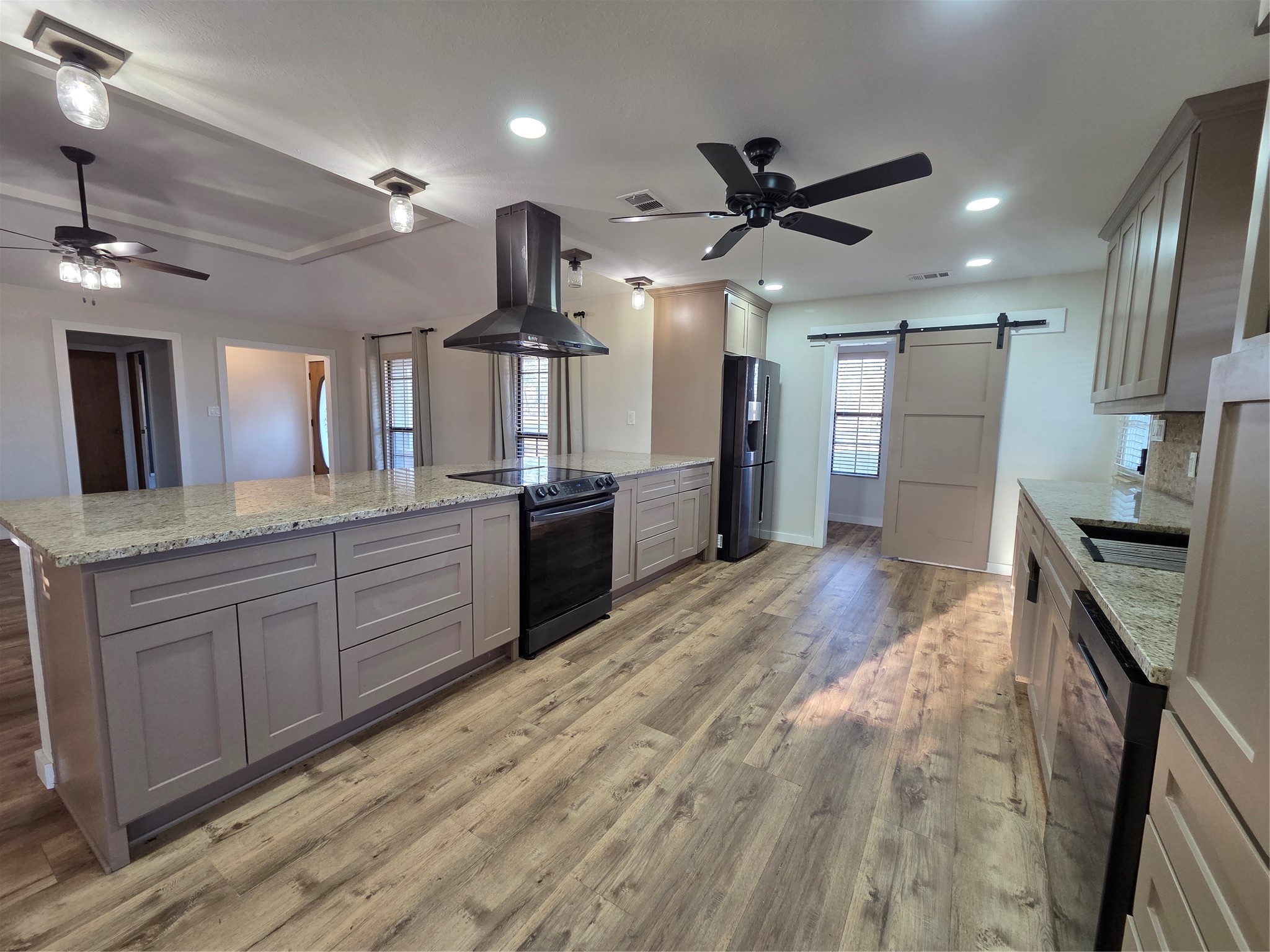 138 Pin Oak Drive Angleton, TX 77515 - Photo 3 of 22