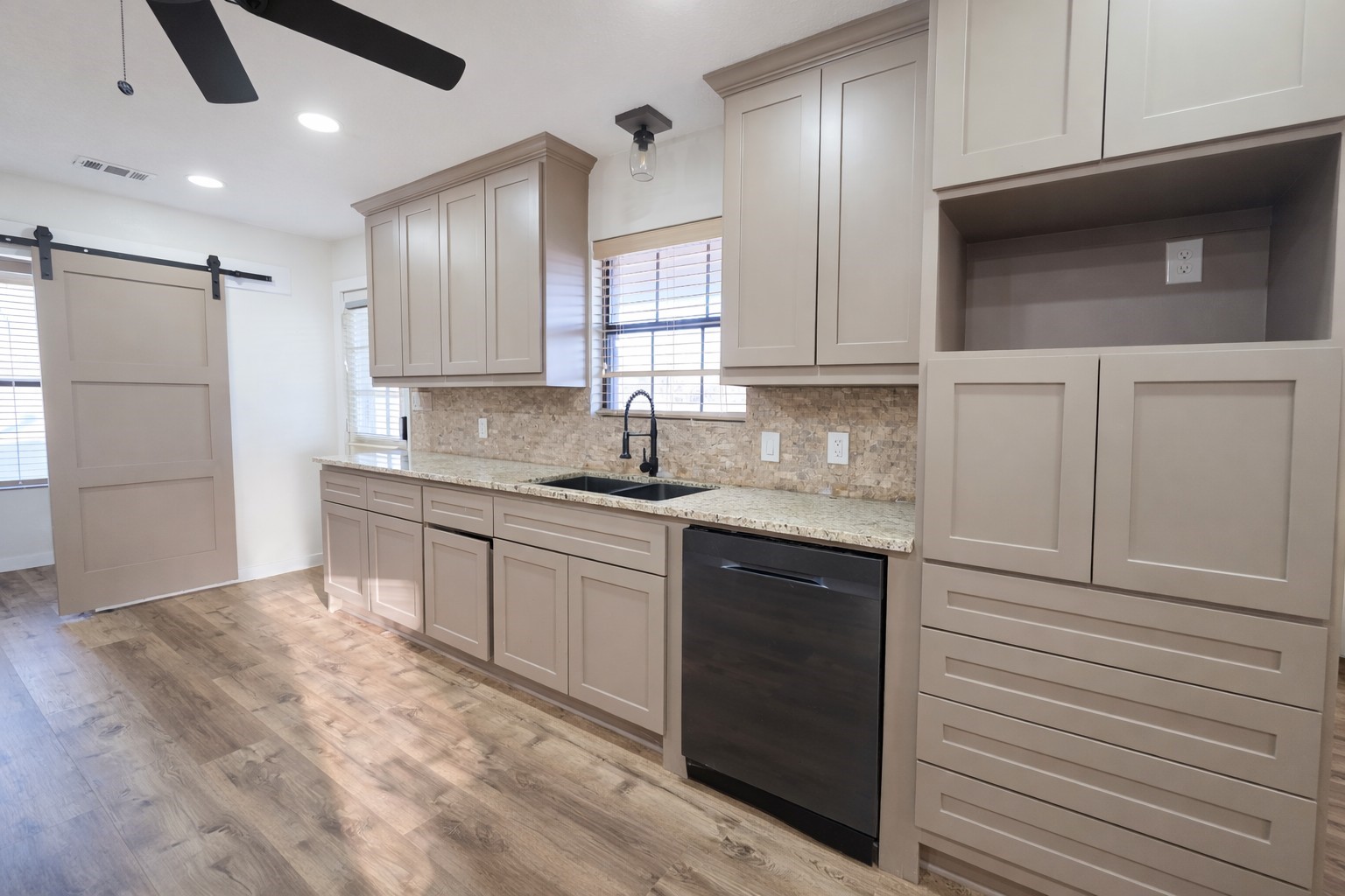 138 Pin Oak Drive Angleton, TX 77515 - Photo 4 of 22