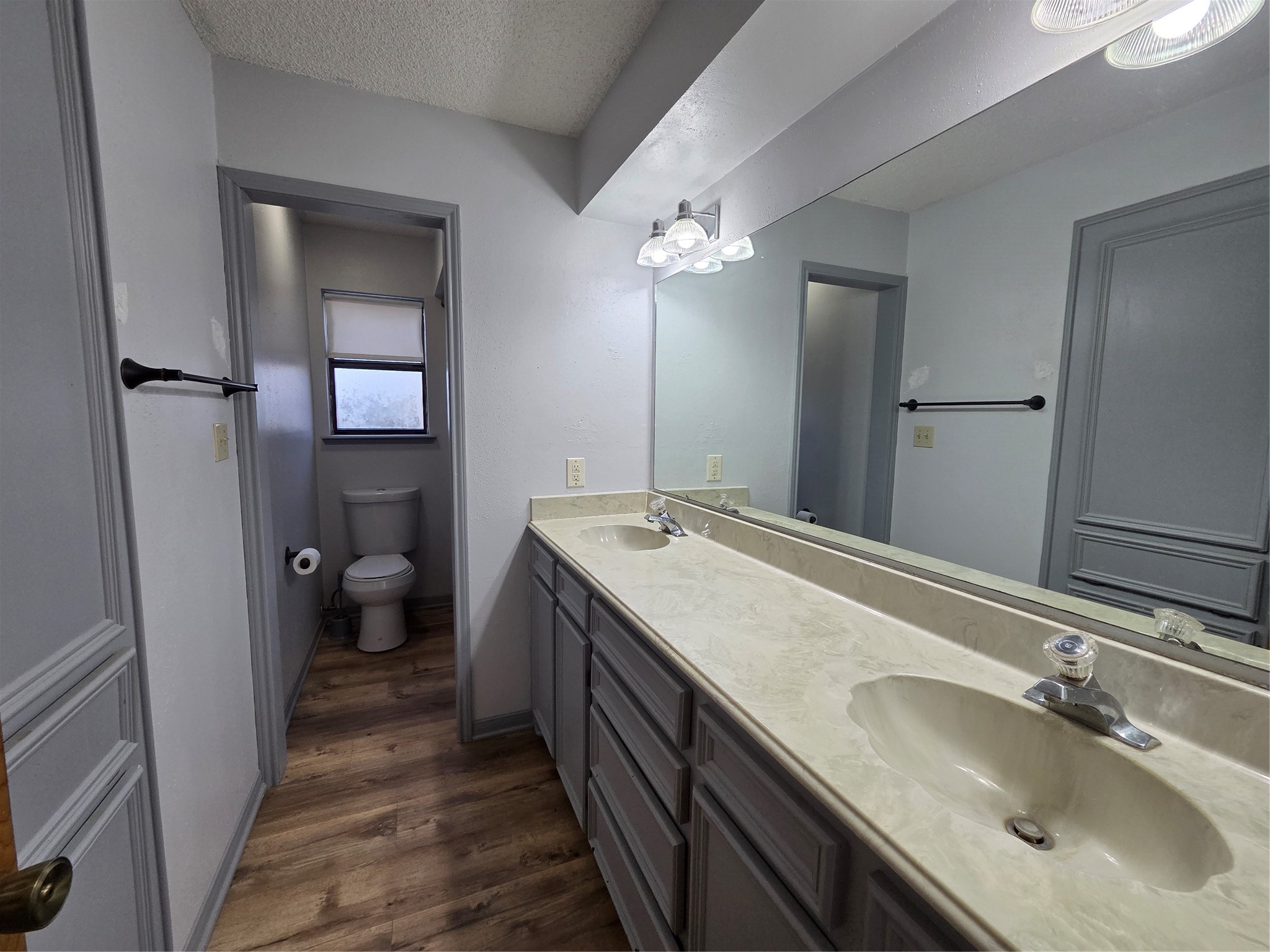 138 Pin Oak Drive Angleton, TX 77515 - Photo 10 of 22 Second bath