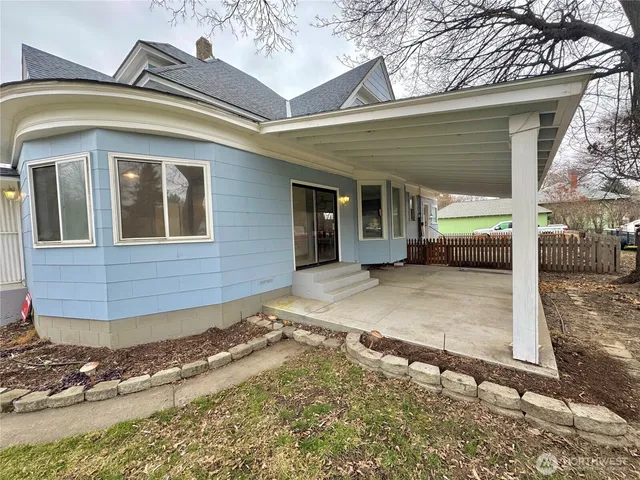 a view of a house with a backyard