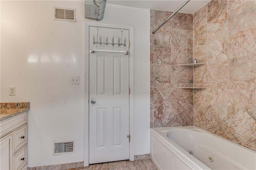2128 Merriman Way Pittsburgh, PA 15203 - Photo 26 of 37 a bathroom with a bathtub