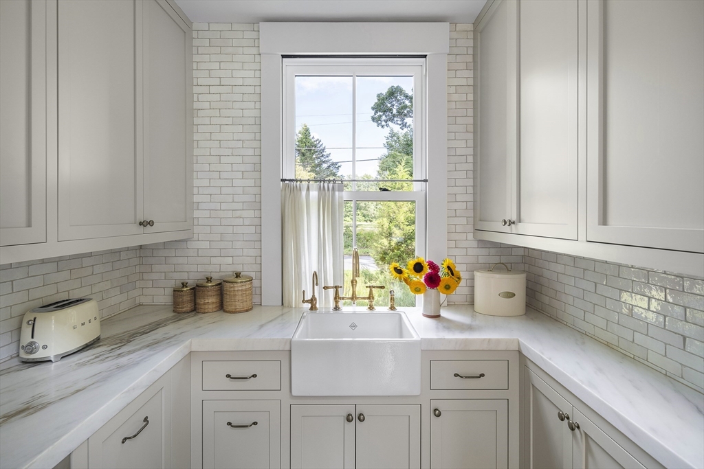8 Silver Hill Road Lincoln, MA 01773 - Photo 10 of 33 Gallery Image 10