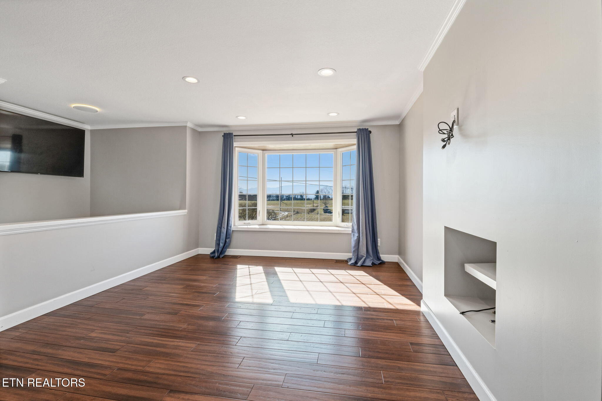 2022 Bessie Slaton Road Dandridge, TN 37725 - Photo 14 of 41 Living Room