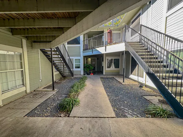 a view of entryway with a front door
