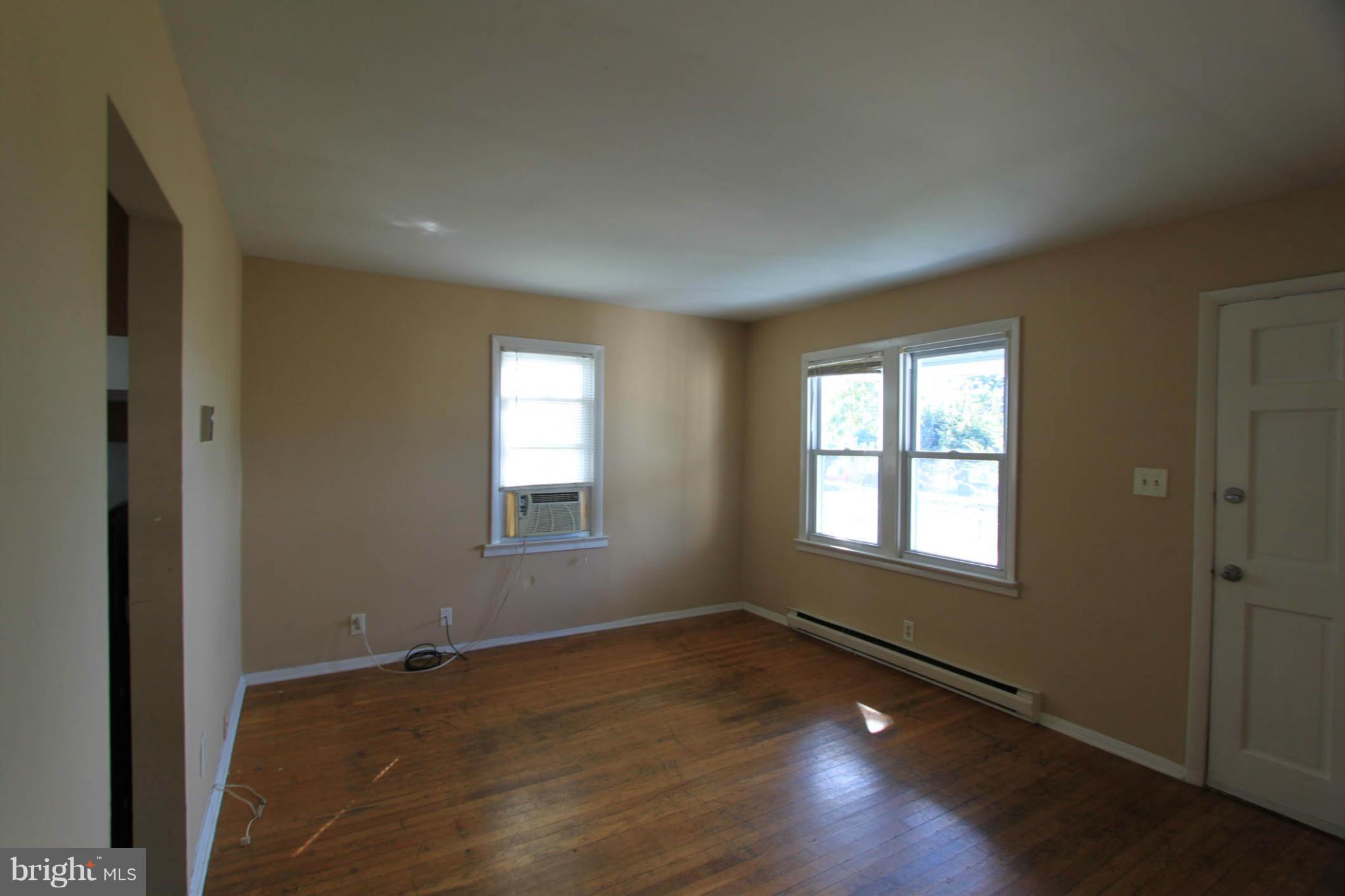 102 North Fairfax Boulevard Ranson, WV 25438 - Photo 10 of 17 Living Room
