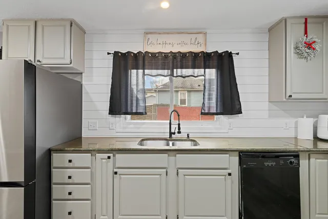 $200,000 | 734 South Winter Street, Adrian, MI 49221