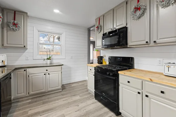 $204,000 | 734 South Winter Street, Adrian, MI 49221