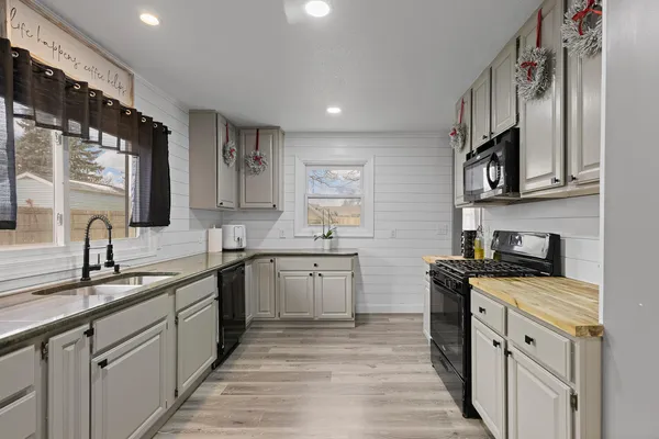 $204,000 | 734 South Winter Street, Adrian, MI 49221