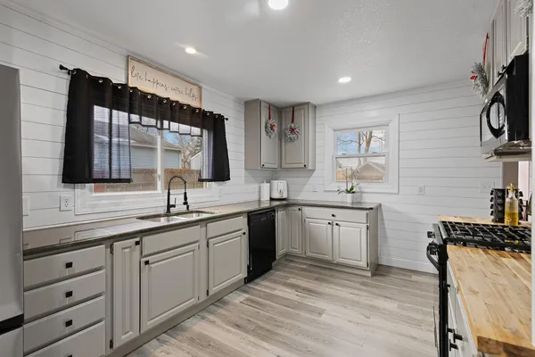 $204,000 | 734 South Winter Street, Adrian, MI 49221