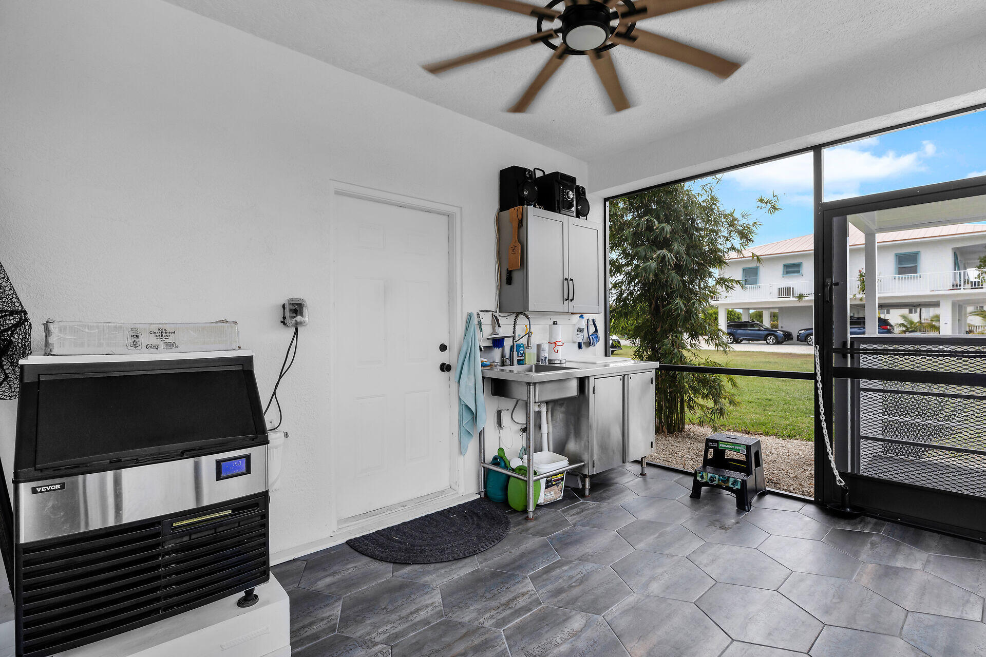 30363 Flamingo Lane Big Pine Key, FL 33043 - Photo 41 of 43 a view of a livingroom with furniture and a window