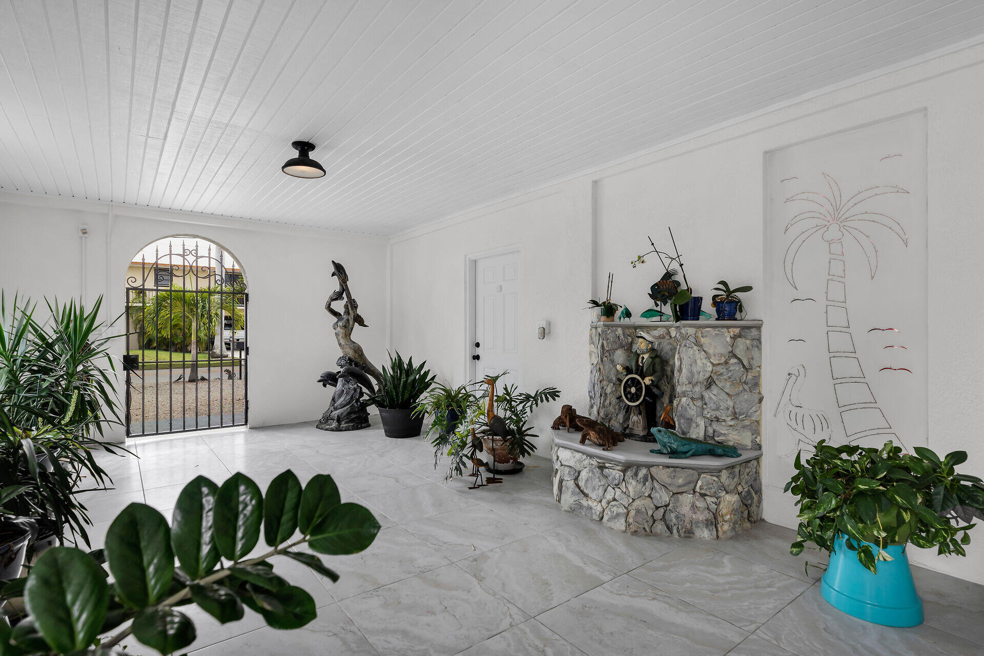 30363 Flamingo Lane Big Pine Key, FL 33043 - Photo 10 of 43 a living room with furniture