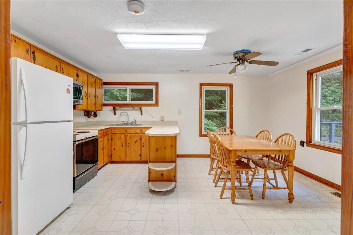 2215 Wildwood Road Salem, VA 24153 - Photo 7 of 35 09-MIB09852
