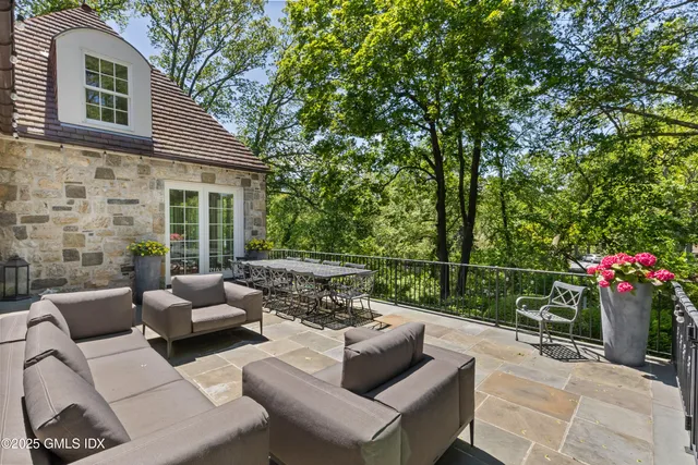 a view of a garden with a tree