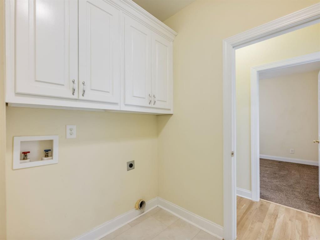 799 Gold Crest Road Braselton, GA 30517 - Photo 19 of 71 a bathroom with a bathtub