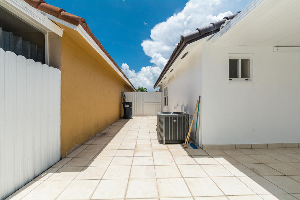17841 Southwest 144th Avenue Miami, FL 33177 - Photo 18 of 19 a view of a entryway with a white walls