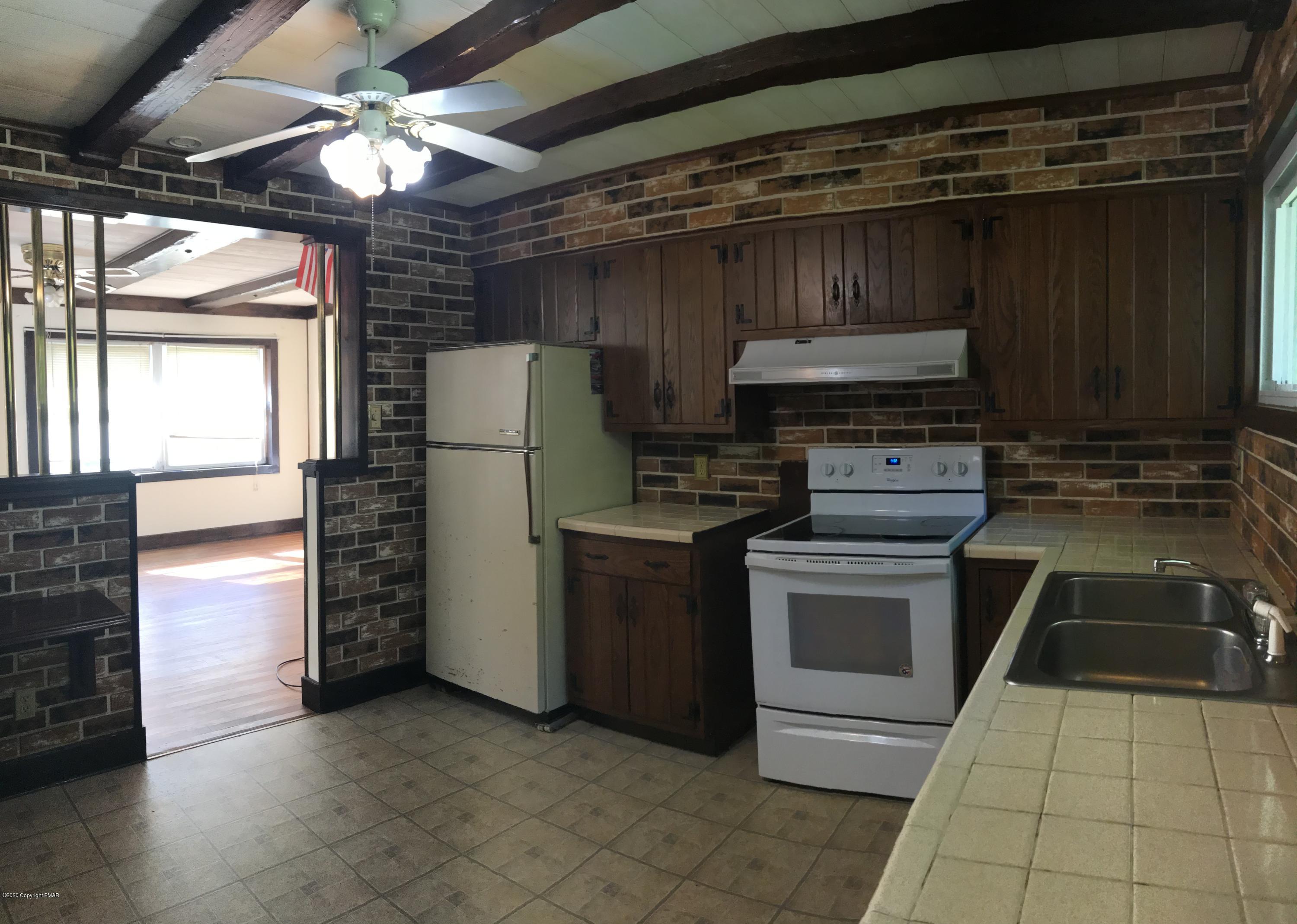 128 Knob Road Mount Pocono, PA 18344 - Photo 4 of 19 KITCHEN VIEW 1