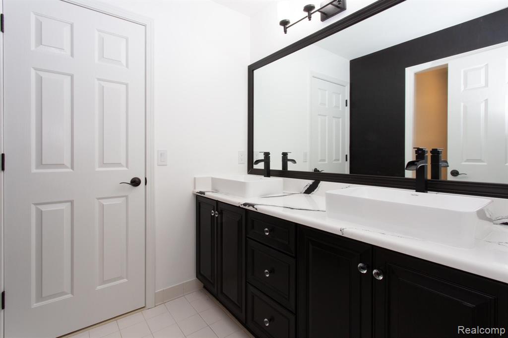 414 Roundview Drive Rochester, MI 48307 - Photo 18 of 57 Gallery Image 18