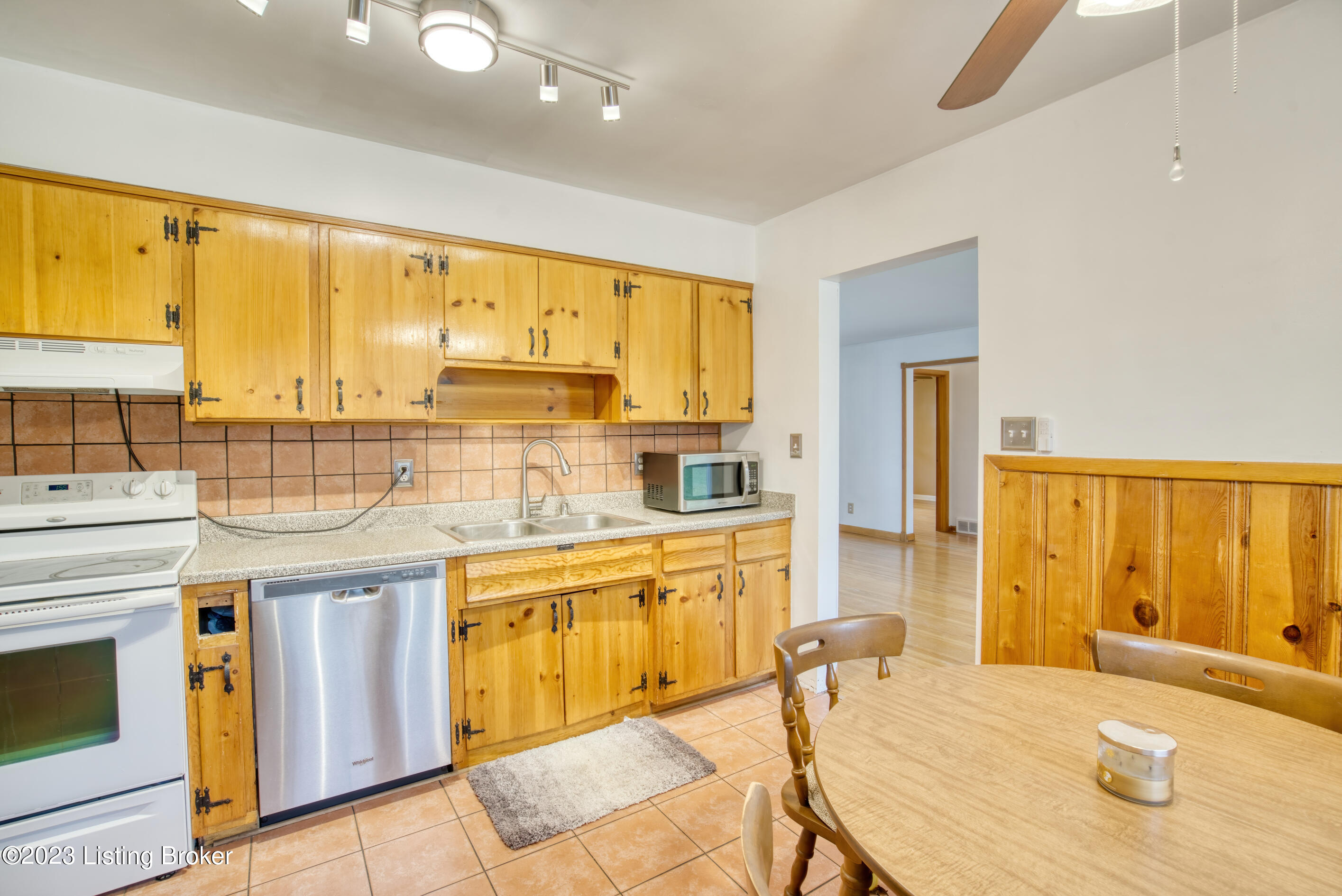 4801 Clarmar Road Louisville, KY 40299 - Photo 15 of 47 FIT PIX 3570-1890 5100-2700__DSC2477-DeN