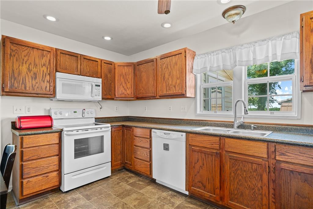 9012 Northwest State Rte 52 Amoret, MO 64722 - Photo 7 of 38