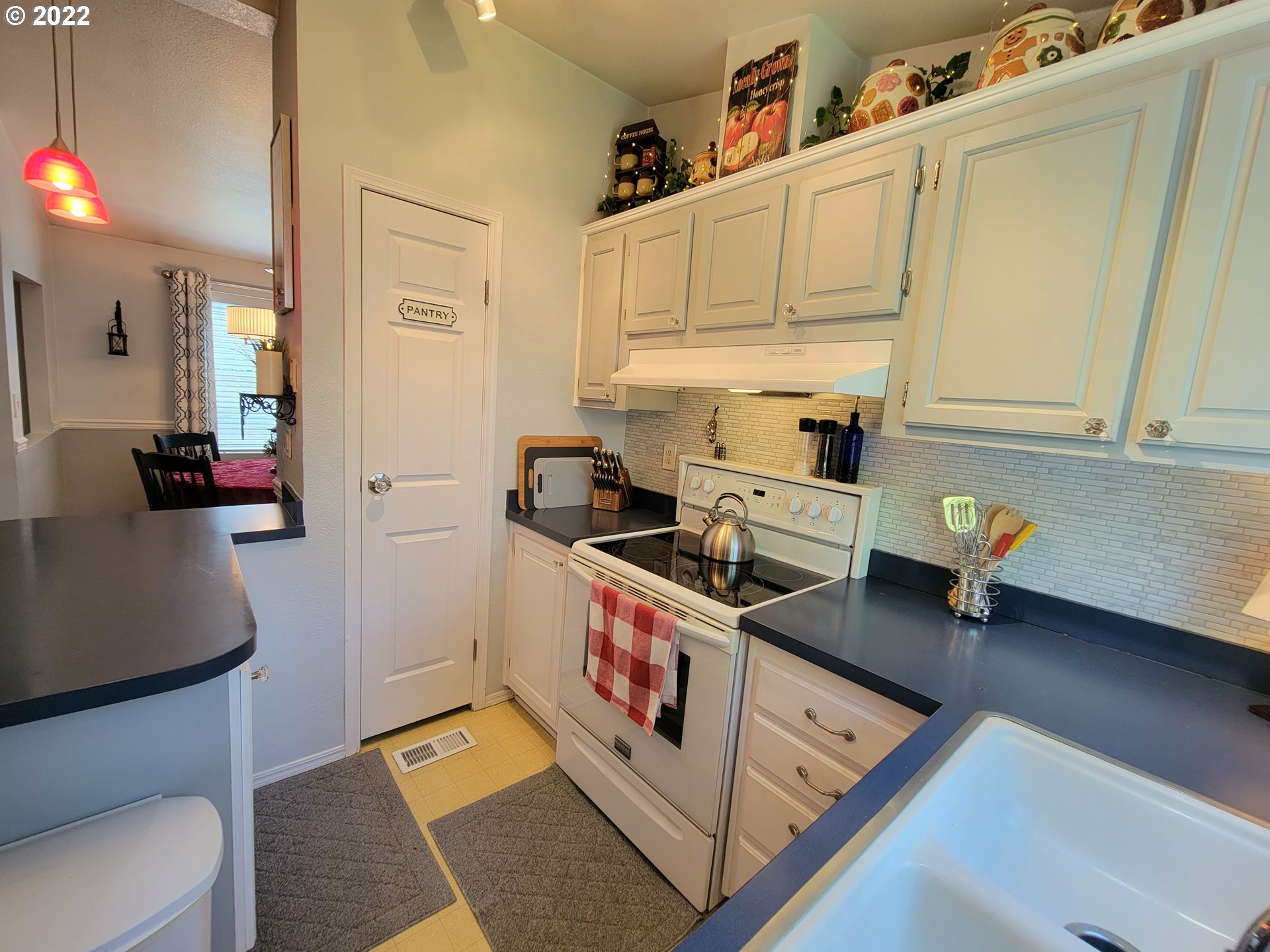 9811 Southwest Herman Road, Unit 43 Tualatin, OR 97062 - Photo 12 of 32 a kitchen with a stove and a refrigerator