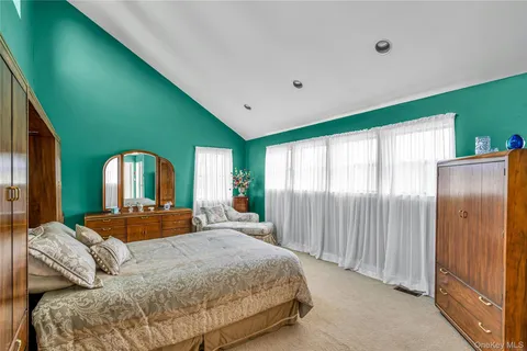 $1,300,000 | 31 Daffodil Drive, Farmingdale, NY 11735