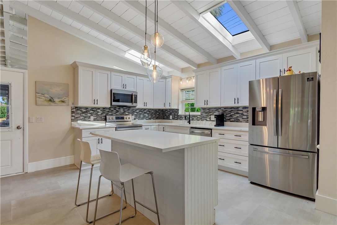 618 Holly Road Vero Beach, FL 32963 - Photo 2 of 36