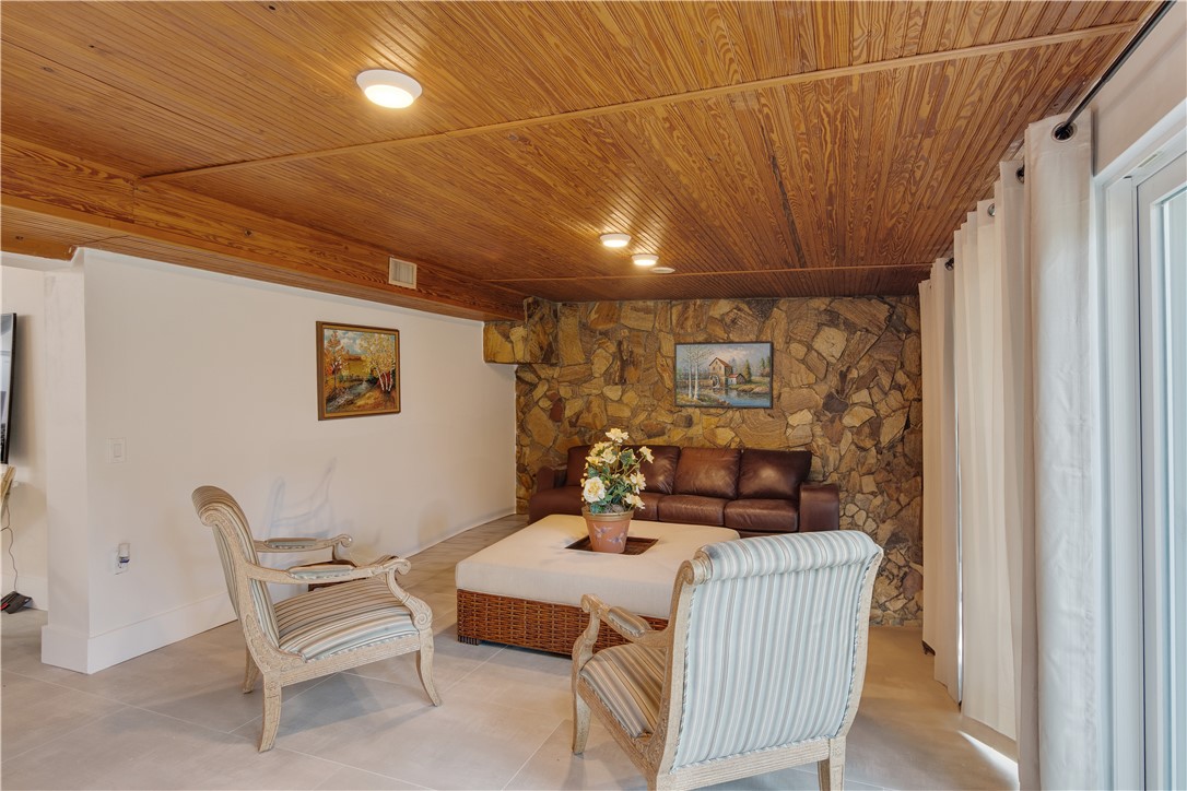 618 Holly Road Vero Beach, FL 32963 - Photo 10 of 36