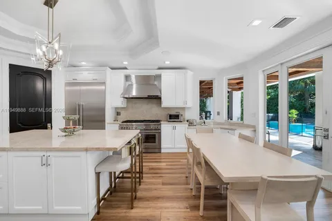 a large kitchen with kitchen island a large island in it