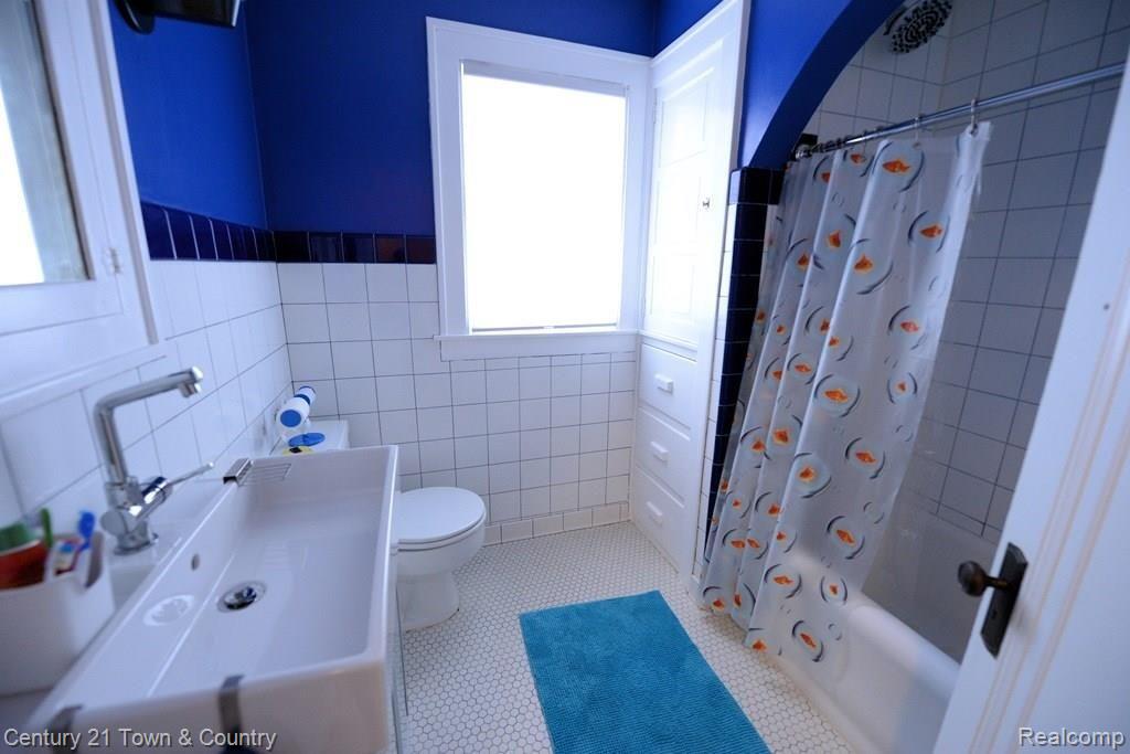 18618 Farmington Road Livonia, MI 48152 - Photo 24 of 43 Second floor full bathroom.