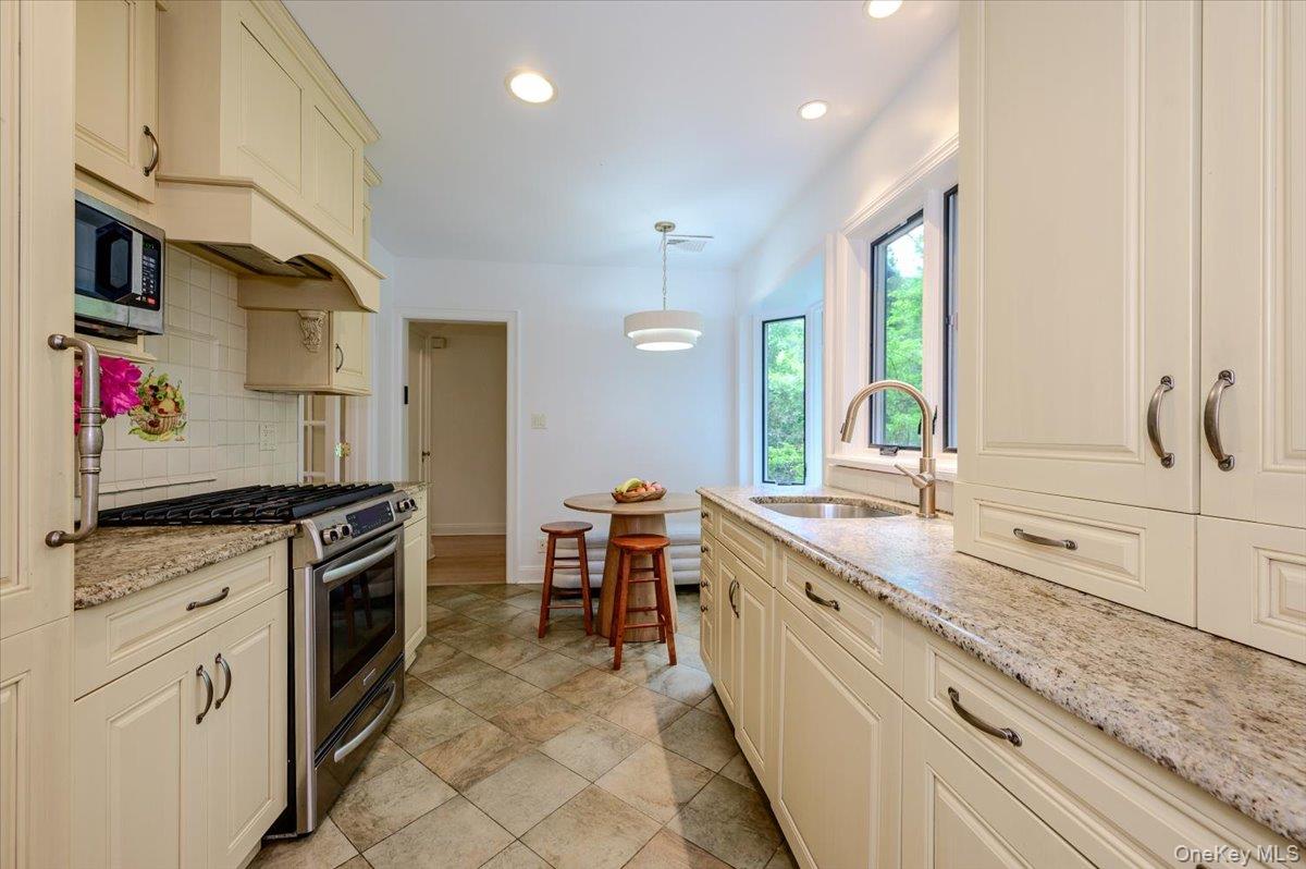 8 Parkside Drive Great Neck, NY 11021 - Photo 12 of 32