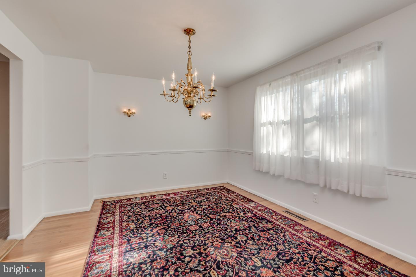 18 Locust Grove Road Cherry Hill, NJ 08003 - Photo 10 of 38 Neutral and light filled