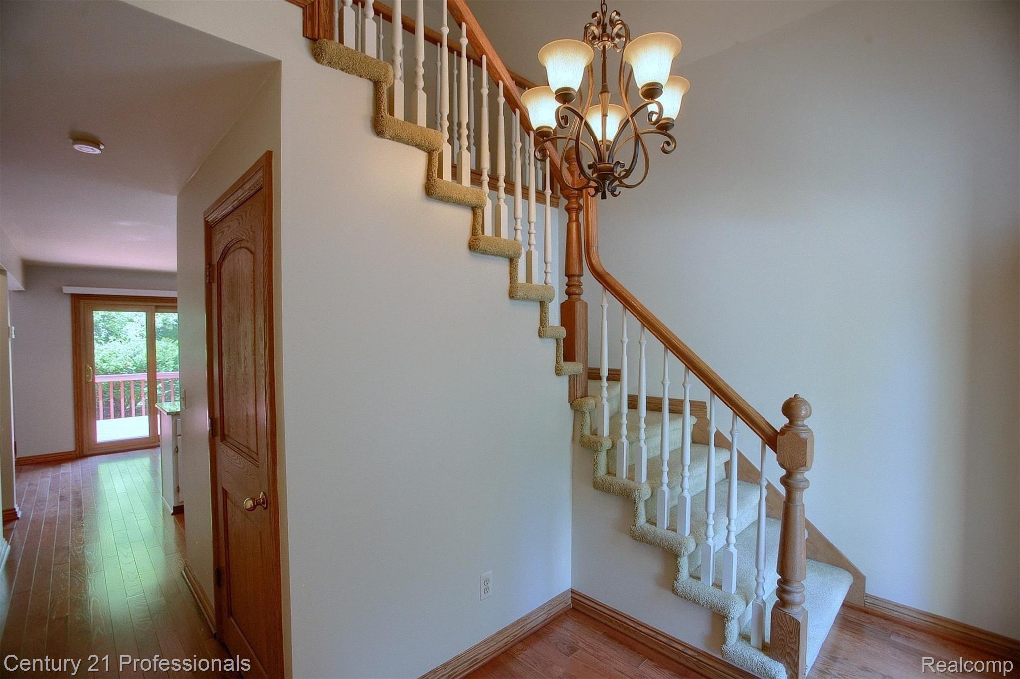 2403 Rochelle Park Drive Rochester, MI 48309 - Photo 5 of 30 5-Foyer 2nd View.jpg
