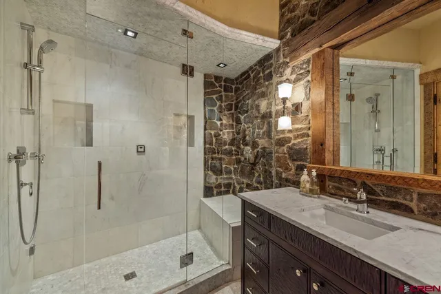 a view of livingroom with furniture