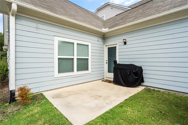 a view of a back yard of the house
