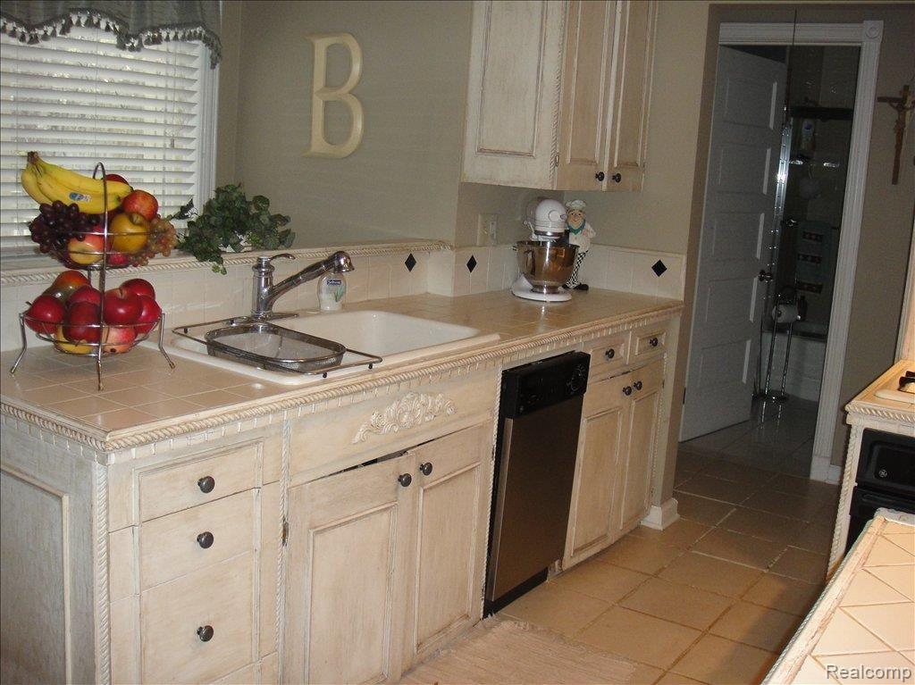 403 North Castell Avenue Rochester, MI 48307 - Photo 4 of 25 Kitchen1