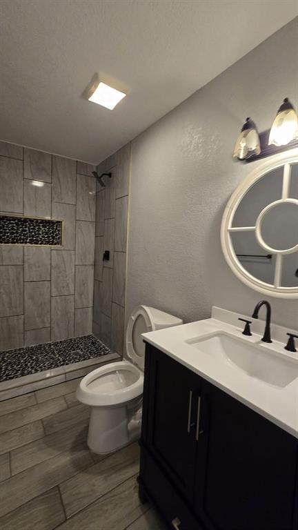 636 Highfall Drive Dallas, TX 75232 - Photo 5 of 14 a bathroom with a sink and a mirror