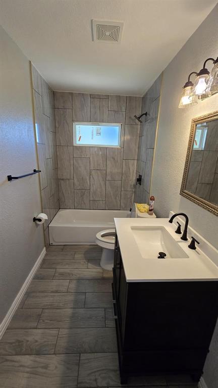 636 Highfall Drive Dallas, TX 75232 - Photo 7 of 14 a bathroom with a sink a mirror and a bathtub