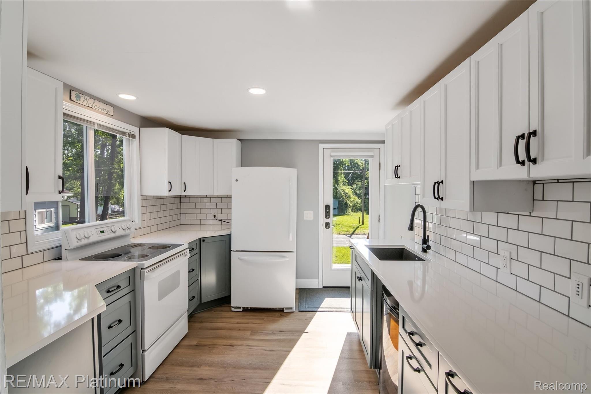 1546 Maxfield Lake Road Hartland, MI 48353 - Photo 9 of 27 Updated kitchen 06-2021 w/ Quartz