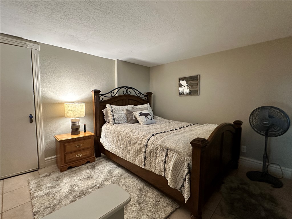 6615 Flag Mine Road Kingman, AZ 86401 - Photo 45 of 72 a bedroom with a bed and a chandelier